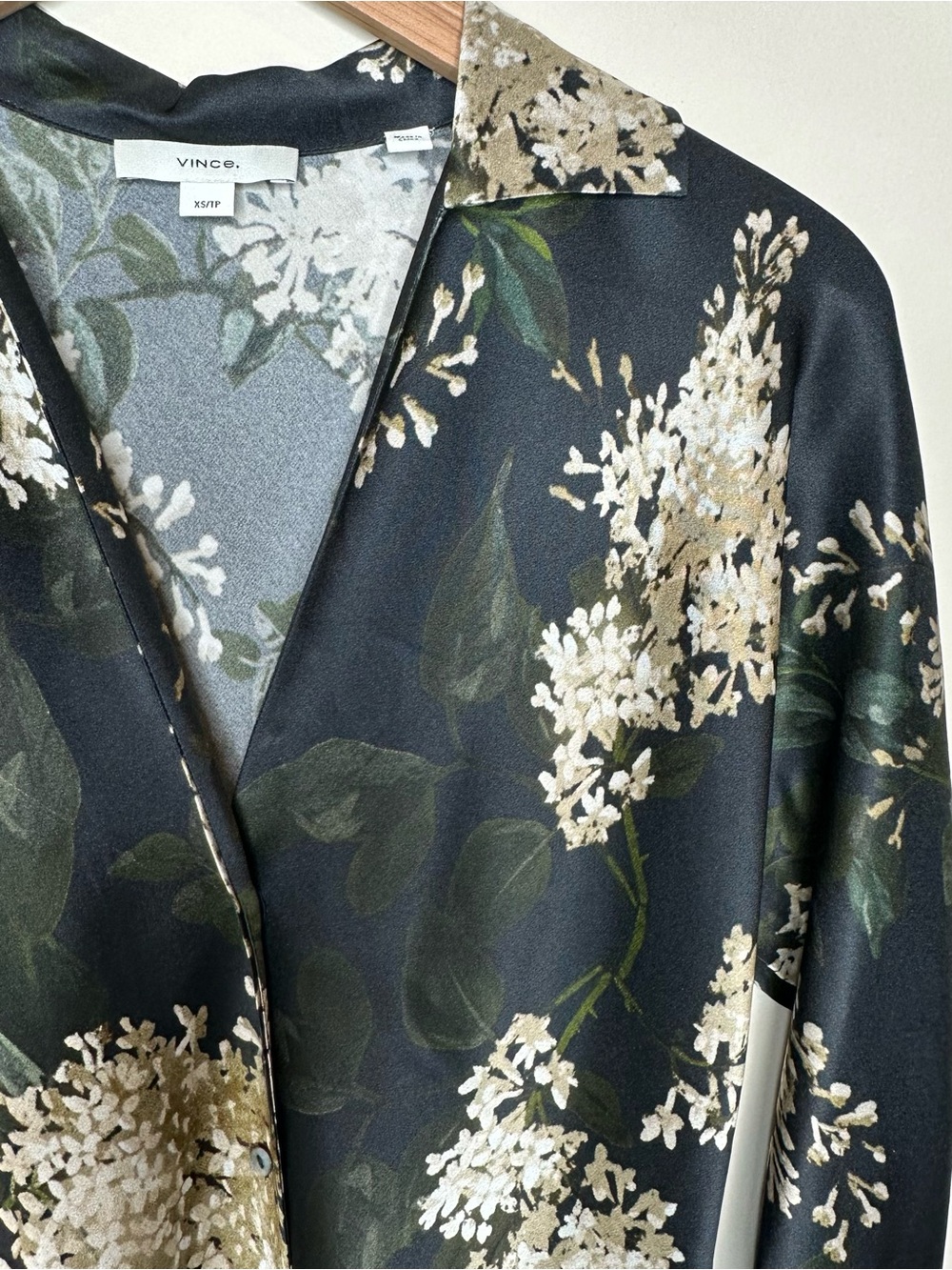 Vince Silk Camilla Button up Dark Floral Blouse Top Size XS Collar Black Cream - Picture 5 of 16